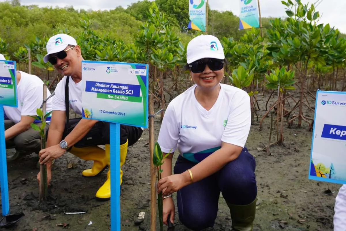 HUT IDSurvey ke-3: Bertiga Bersama Hijaukan Pantai Tirang Semarang