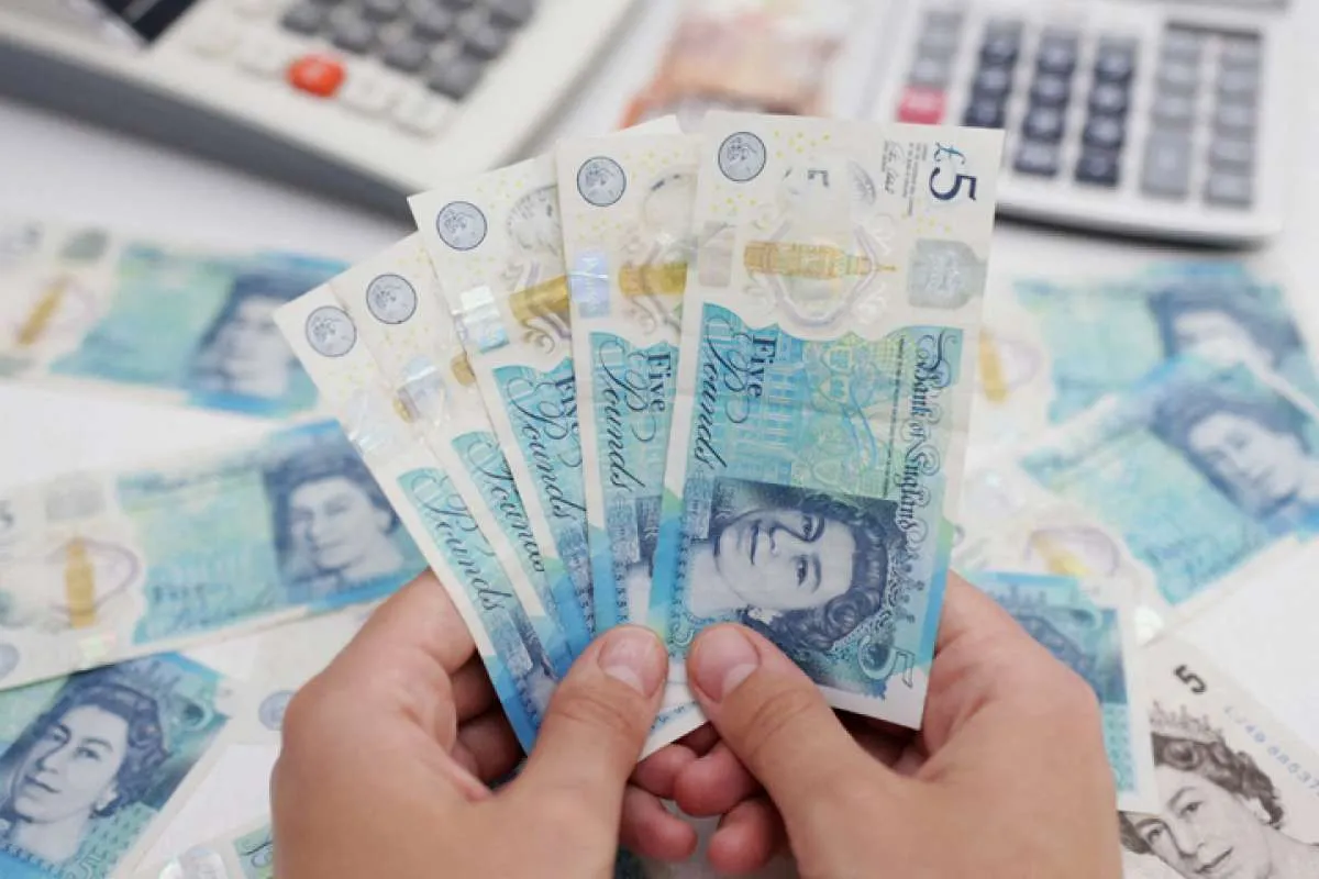 Poundsterling dan Yen Tertekan Kekhawatiran Fiskal Global dan Gejolak Politik Jepang