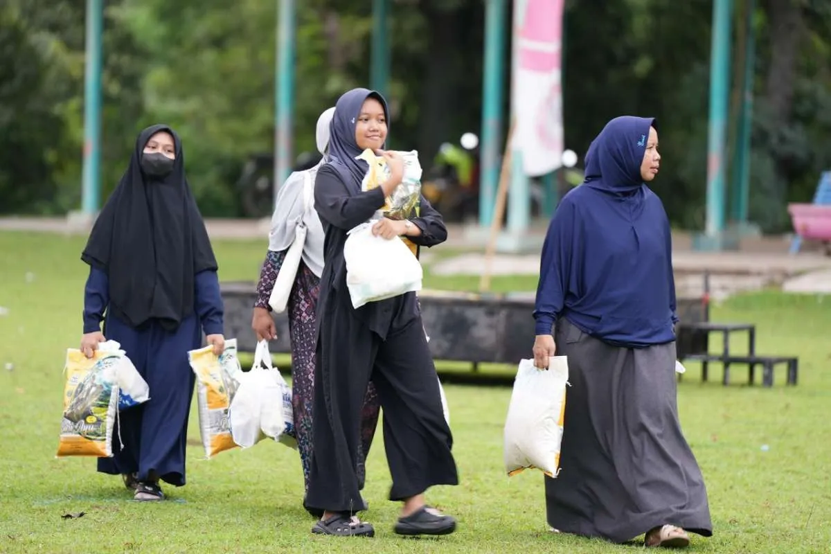 Semen Indonesia (SMGR) Gelar Pasar Murah dan Salurkan Ribuan Sembako