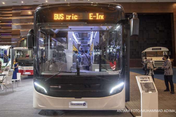 Kemenhub Resmikan 17 Unit Bus Listrik BTS di Surabaya