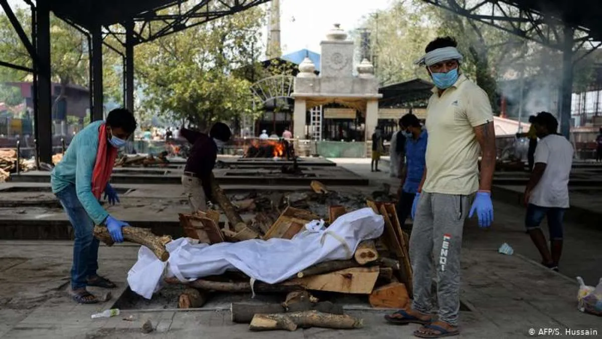 Supir Taksi India Menyambung Hidup Mengangkut Jenazah Korban Covid-19