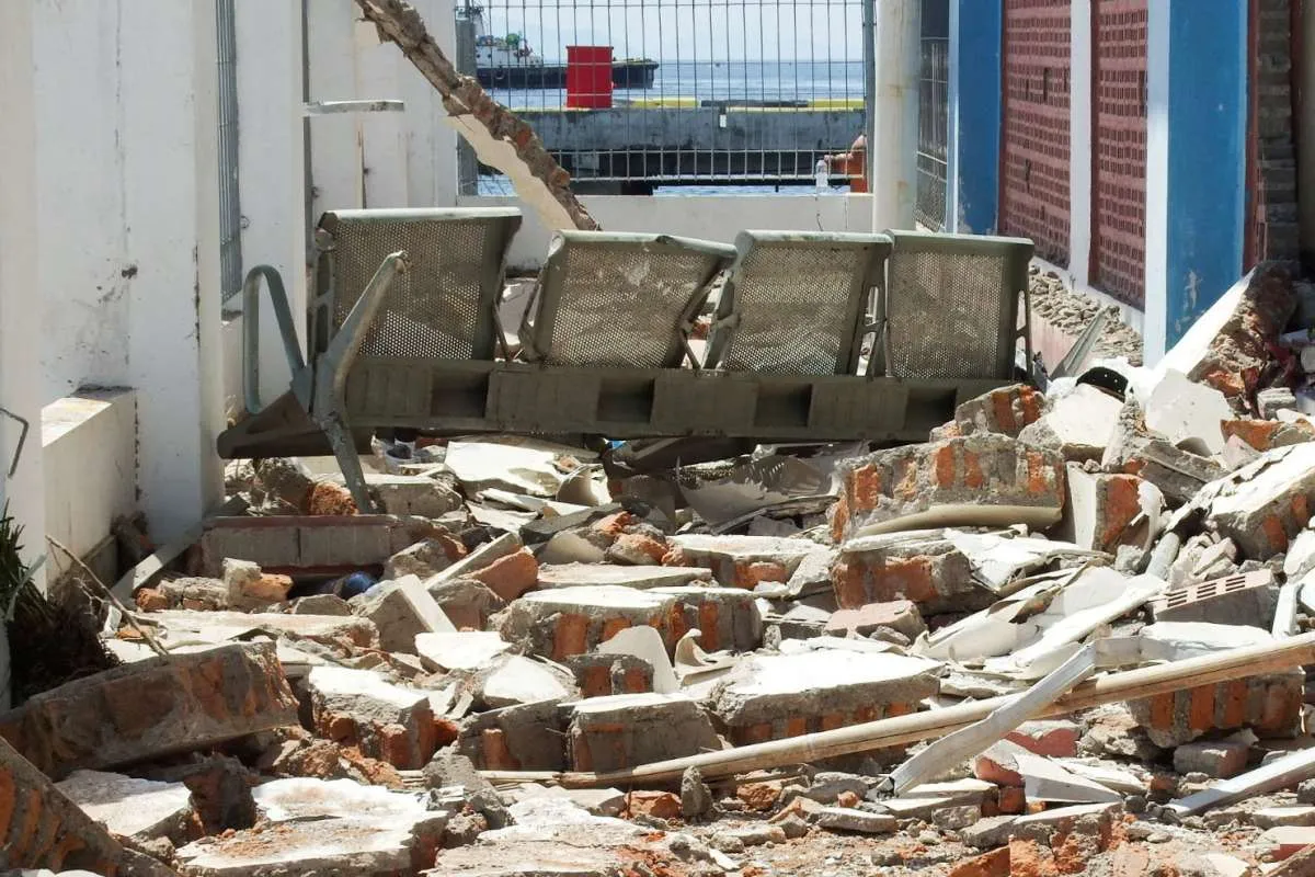 Thousands Evacuate After Indonesia Quake Kills 51, Cuts Roads