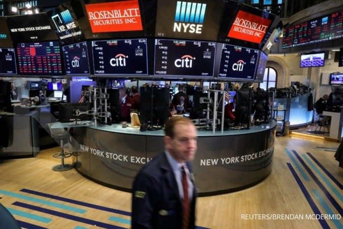 Wall Street ditutup bervariasi, dibayangi data inflasi dan anjloknya saham Boeing