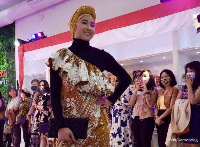 Koleksi Batik Karya Diaspora Entin Gartini Melenggang di Peragaan Busana di Kanada