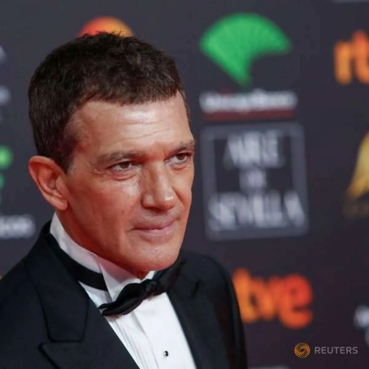 Tepat di usia ke-60, Antonio Banderas umumkan positif terjangkit virus corona