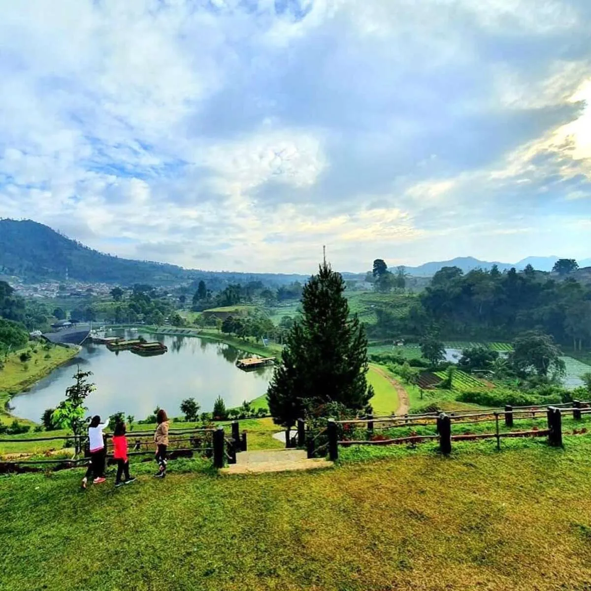 Seru! Wisatawan bisa berkuda Taman Lembah Dewata Lembang