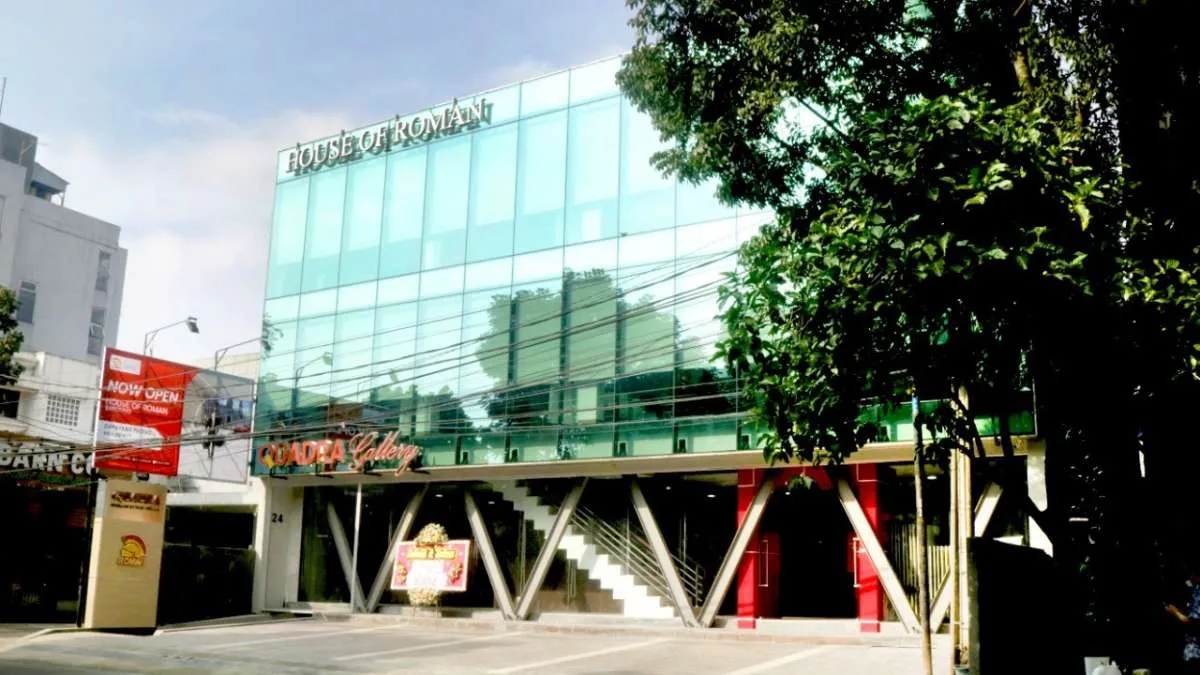 Roman Buka Showroom Baru di Bandung dan Serpong