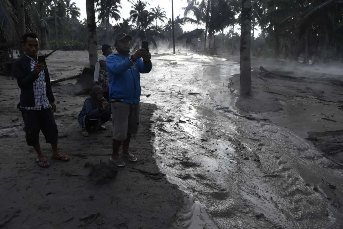15 Warga dilaporkan meninggal dunia dan 27 lainnya hilang akibat erupsi Gunung Semeru