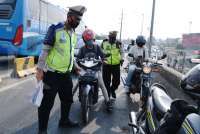 Polisi: Tak Ada Larangan Pakai Sandal Jepit Saat Naik Motor