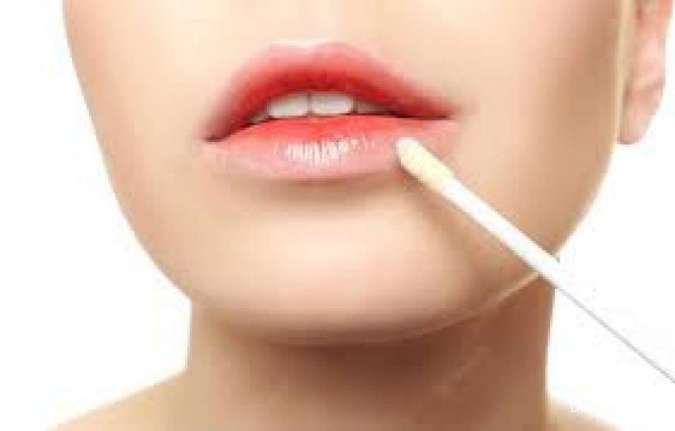 12 Cara Memerahkan Bibir secara Alami, Pakai Skincare hingga Ramuan dari Rumah
