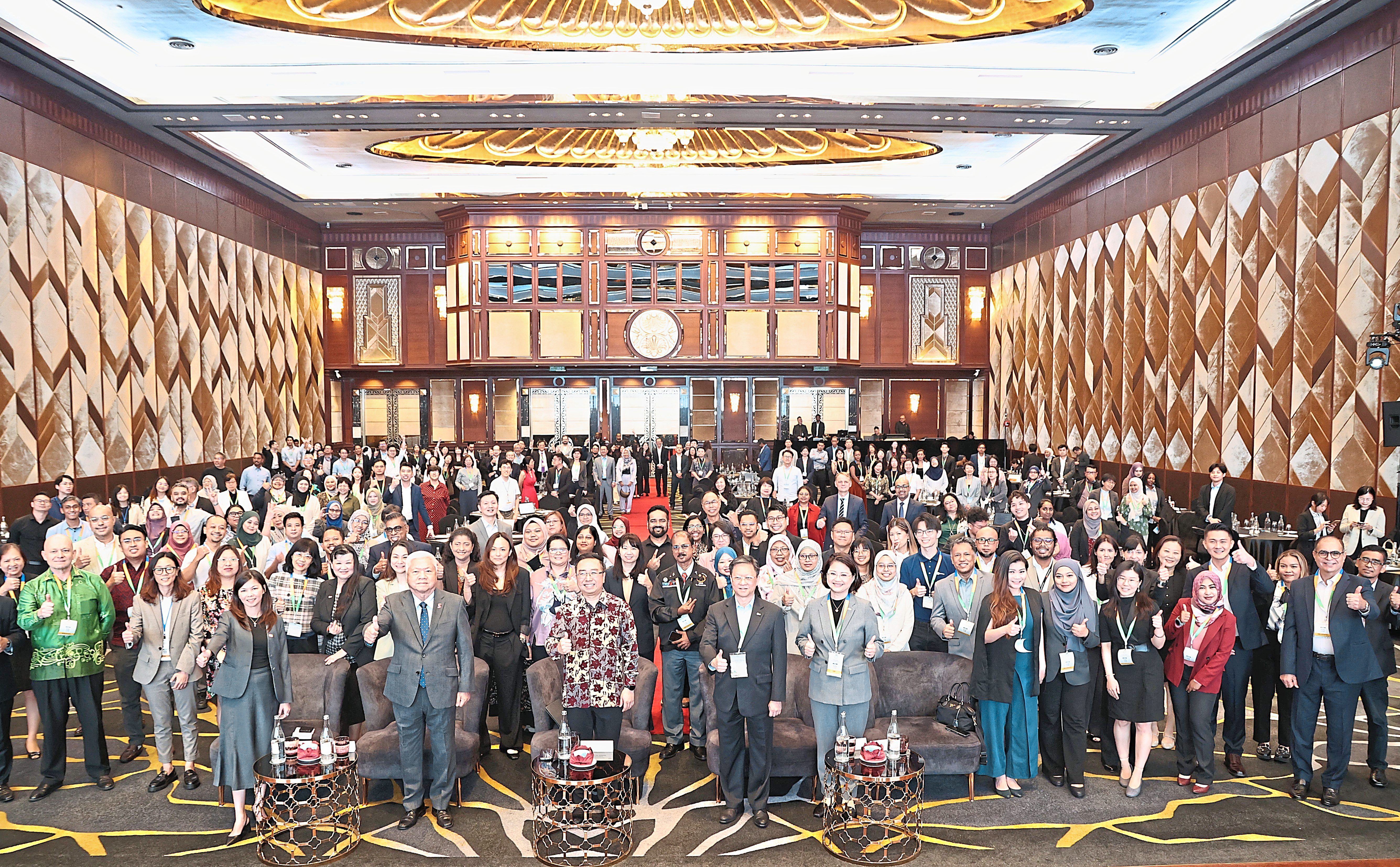 Kontan - Sime Darby Kilas Online.One for the album: (First row from left) Yasmin, Wong, Chang, Chan and Wang posing with attendees of the inaugural Asia ESG Summit 2025. Looking on is Ng (second row, fifth from left) — AZMAN GHANI/The Star