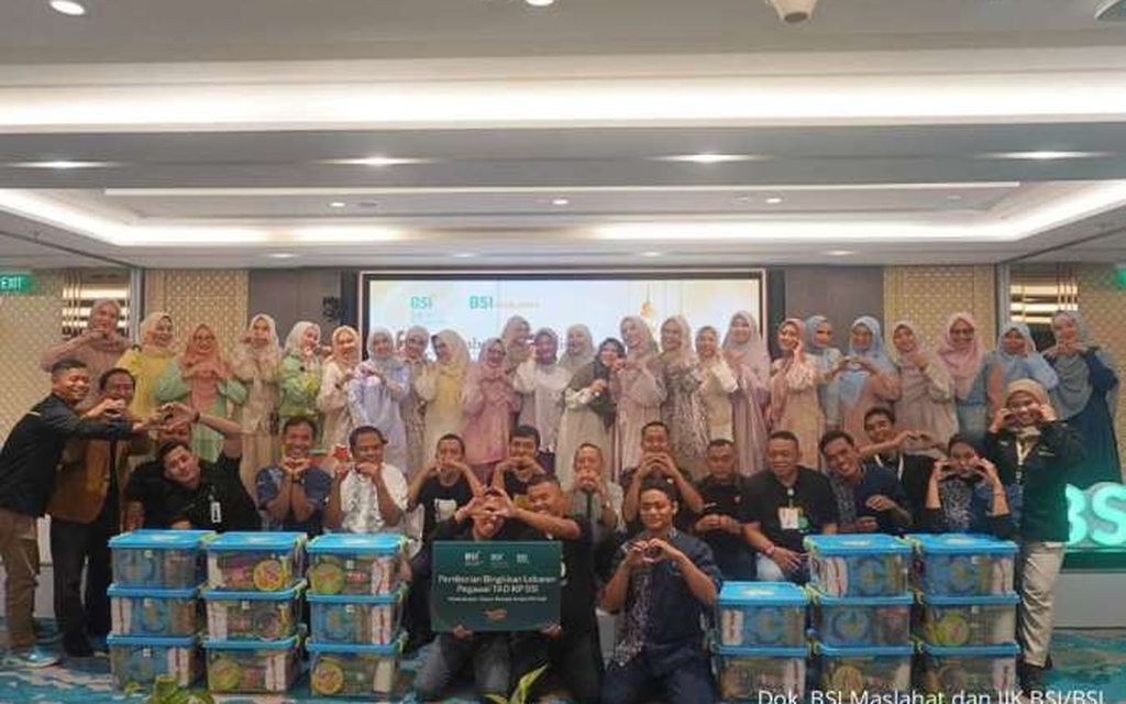  BSI Maslahat dan IIK BSI Pusat Bahagiakan Pegawai Dasar dengan Paket Sembako Lebaran 