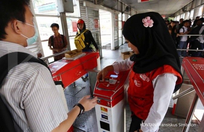 Mulai November naik Transjakarta pakai eticketing