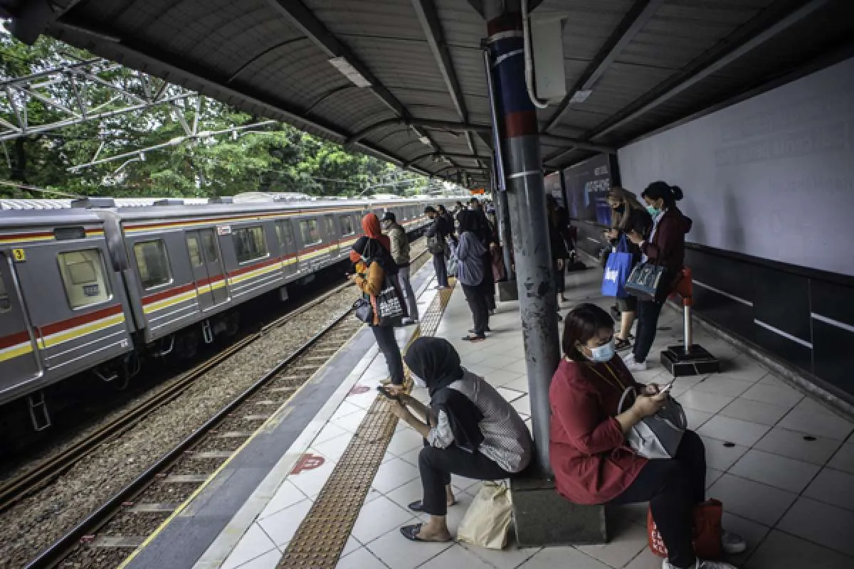 Maaf, penumpang KRL tidak boleh memakai masker scuba & buff saat menaiki kereta