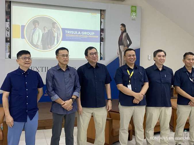 Direksi dan manajemen PT Trisula International Tbk (TRIS) di Bandung.