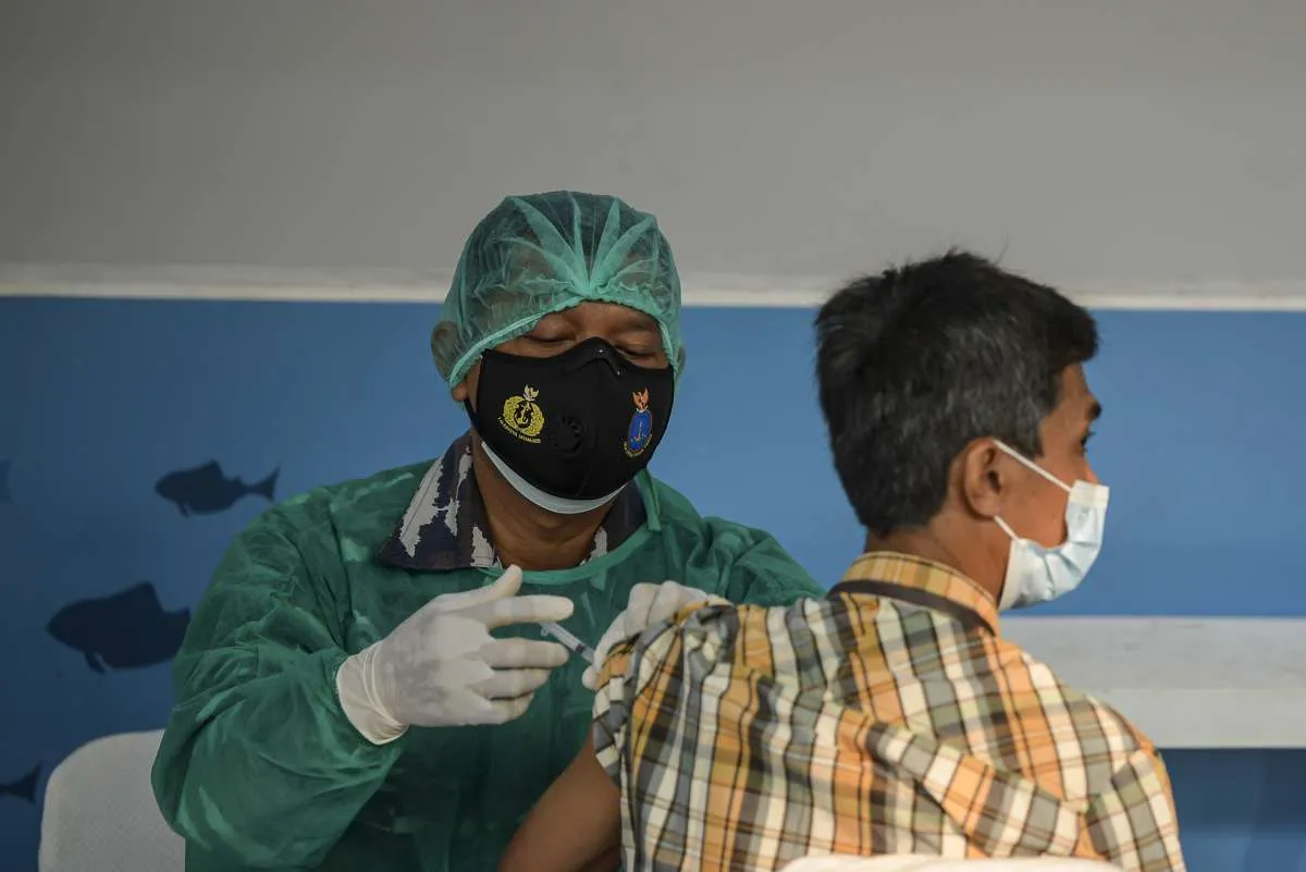 Masyarakat yang tak divaksin, bisa jadi potensi sumber mutasi baru virus corona