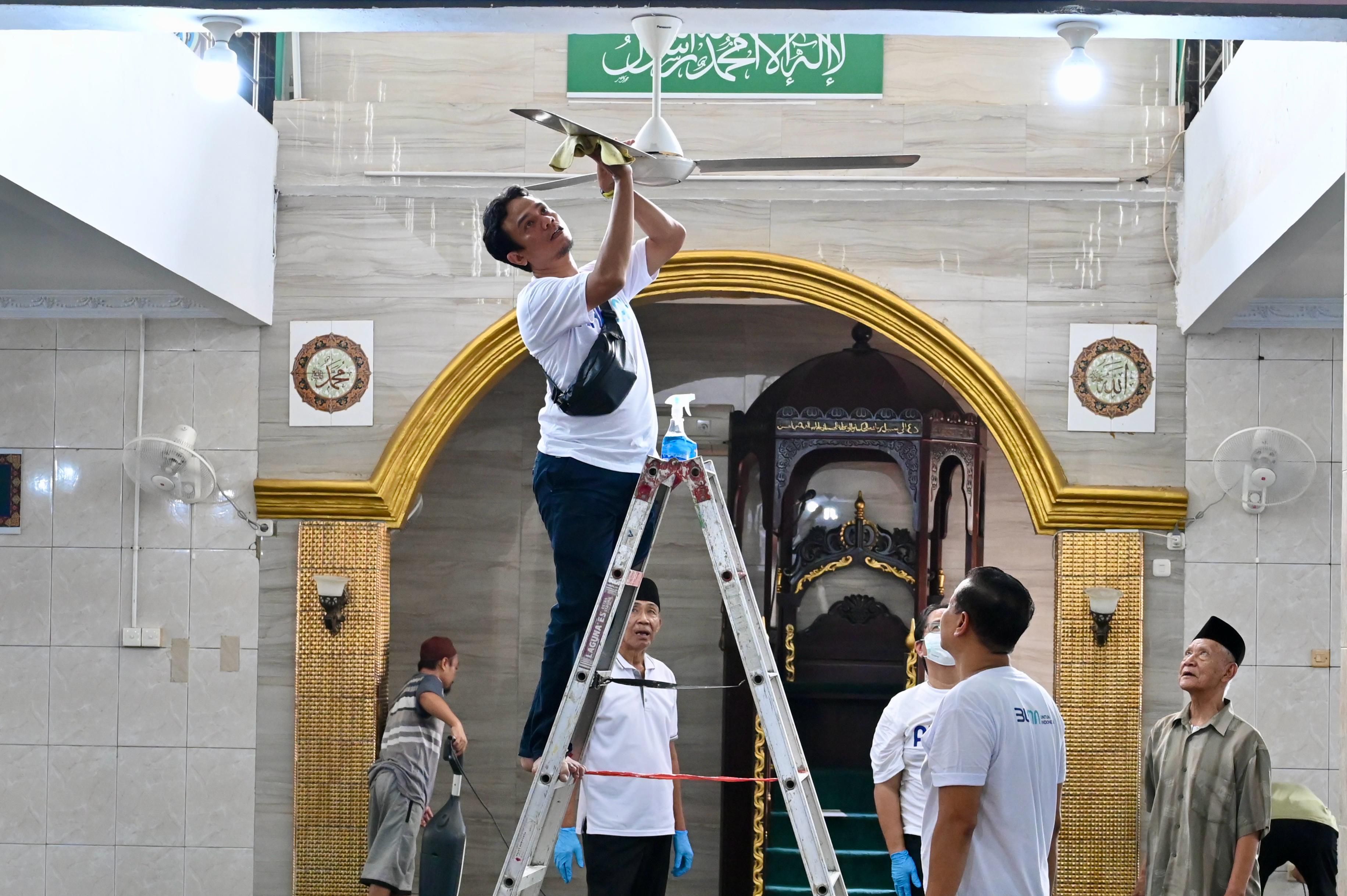 Relawan Pertamina Group bersama masyarakat saat kegiatan bersih-bersih masjid dan revitalisasi fasilitas masjid pada Sobat Aksi Ramadan 2025 di Kedoya, Jakarta. Rabu (19/3/2025).