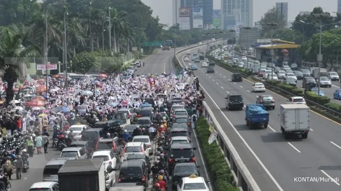 Thousands of workers rally in Batam