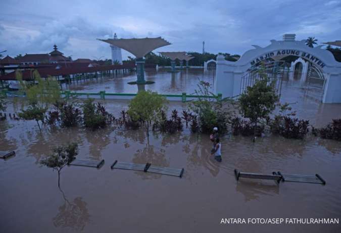 Peringatan Dini Cuaca Besok (15/6) Hujan Lebat, Waspada Bencana di Provinsi Berikut