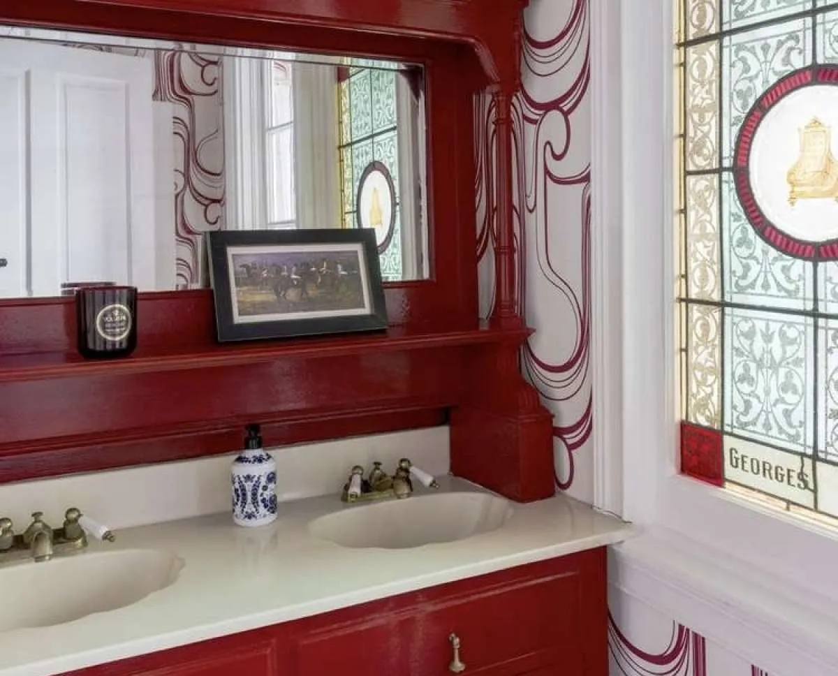 Tak Perlu Takut Pakai Cat Dinding Merah, Ini Alasan & Caranya