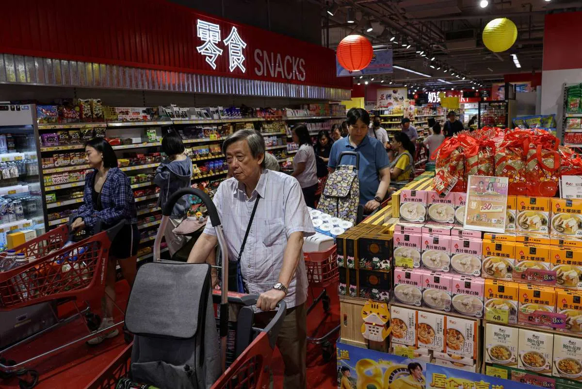 Hong Kong Lumpuh Jelang Super Topan Ragasa, Badai Terkuat Dunia 2025