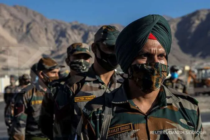 Indian troops kill five militants in Kashmir as hundreds of Hindus flee