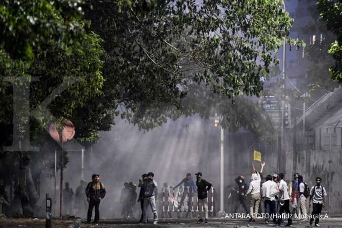 Cerita bentrokan Senin malam (30/9): Polisi tembak gas air mata ke Kampus Atma Jaya