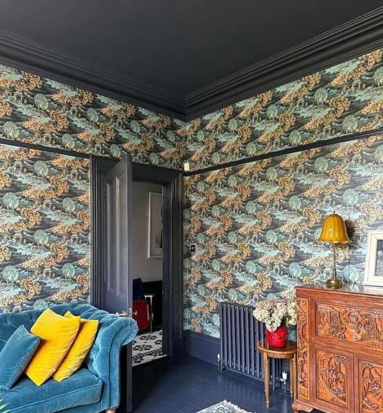 ruang tamu dengan plafon hitam dan wallpaper dinding