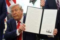 Trump Teken Kebijakan Ganda: Insentif Produksi Otomotif dan Tarif Baru Truk Impor