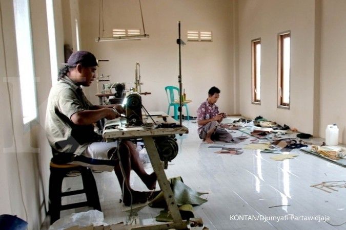 sentra ukm kerajinan kulit di Kendal/Semarang saat liputan Jelajah Ekonomi KONTAN Tol Trans Jawa