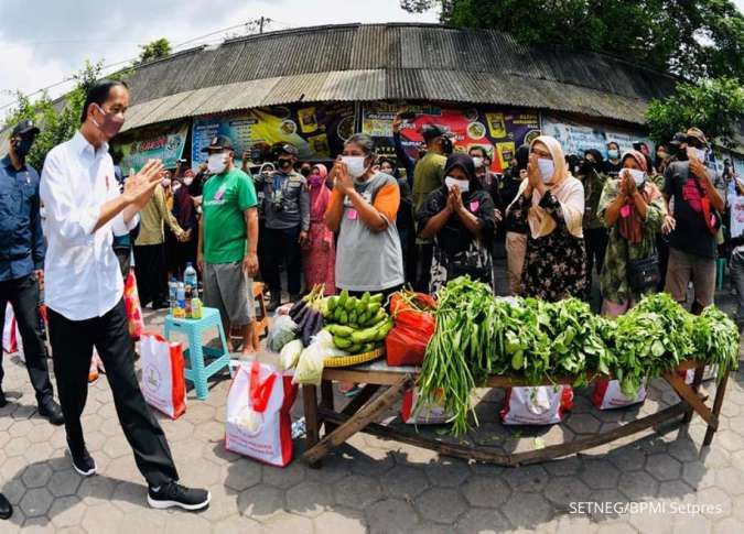 Jokowi Berikan Bantuan Tunai kepada Pedagang Pasar di Purwodadi