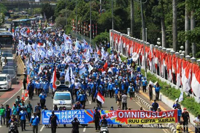 Indonesia unions threaten strike over government's labour reforms