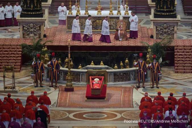 Ribuan Umat Katolik Berduka: Paus Fransiskus Disemayamkan di Basilika Santo Petrus