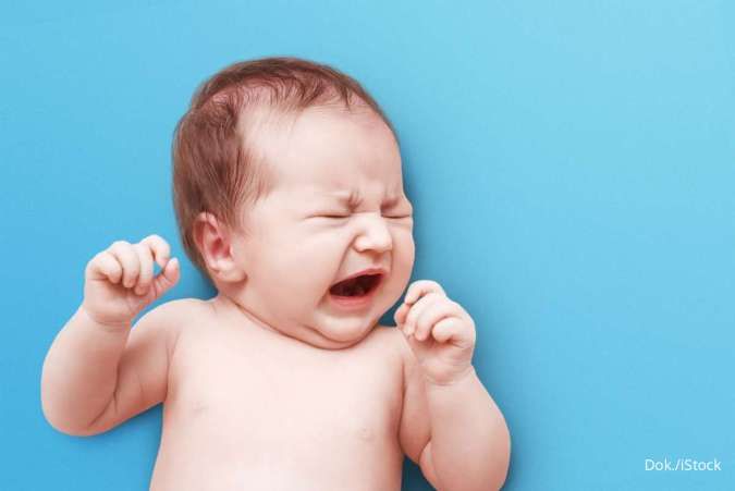 5 Cara Mengatasi Bayi yang Menangis Terus, Jangan Panik Moms!