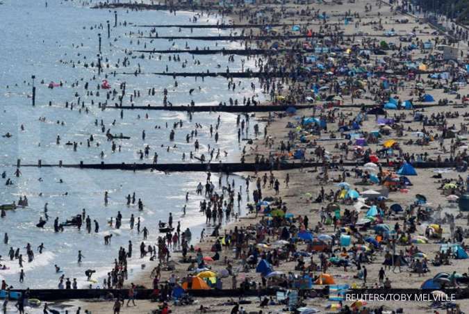 Warga memadati pantai di Bournemouth Inggris