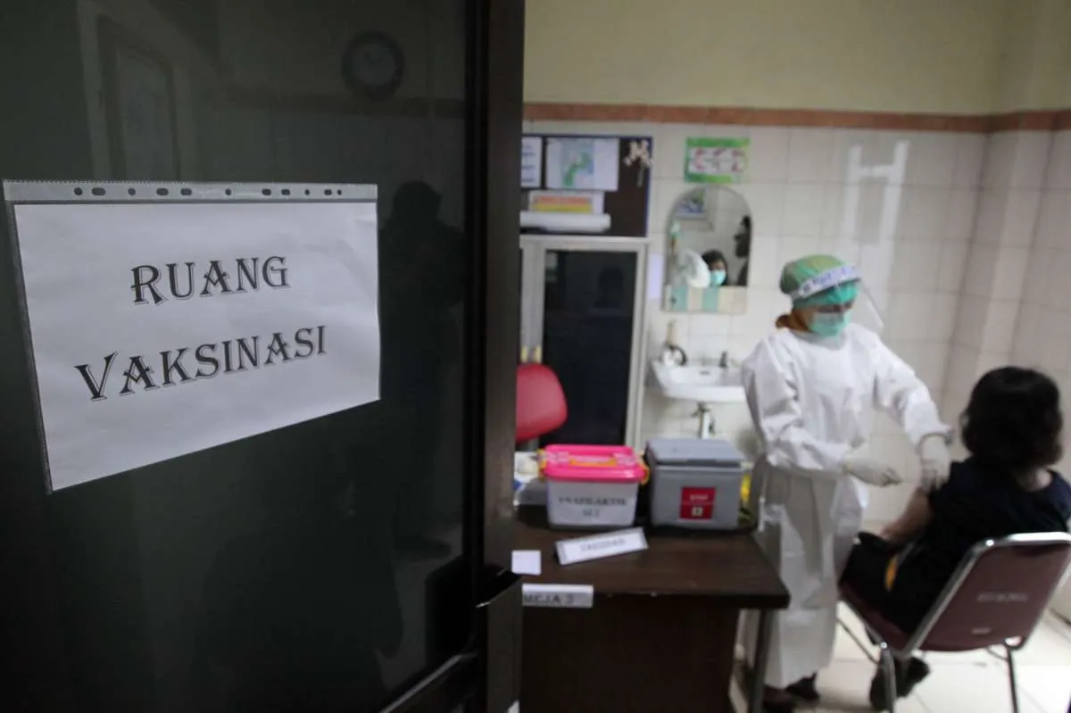 Suntik vaksin Covid-19 dimulai, tolak vaksinasi dihukum 1 tahun & denda Rp 100 juta