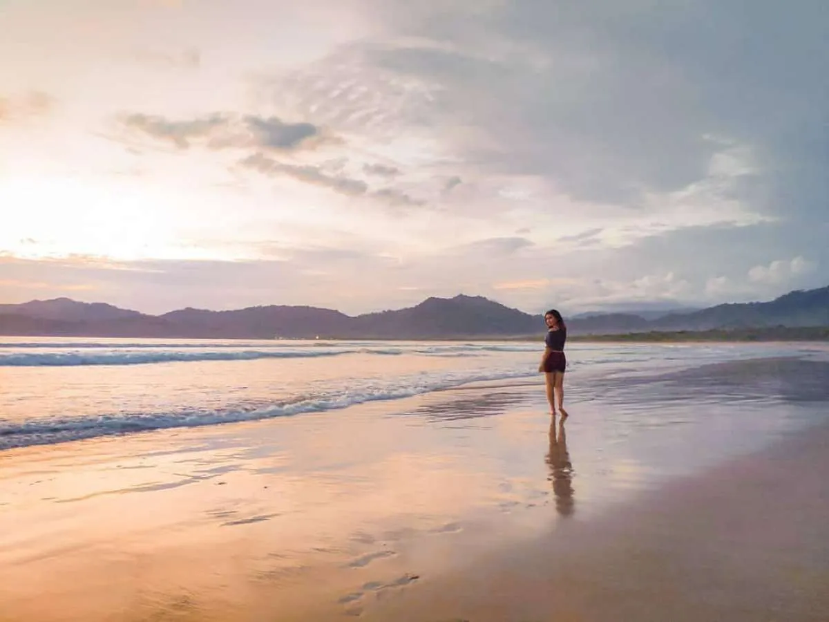Pantai Pulau Merah, tempat yang cocok untuk melihat sunset di Banyuwangi 