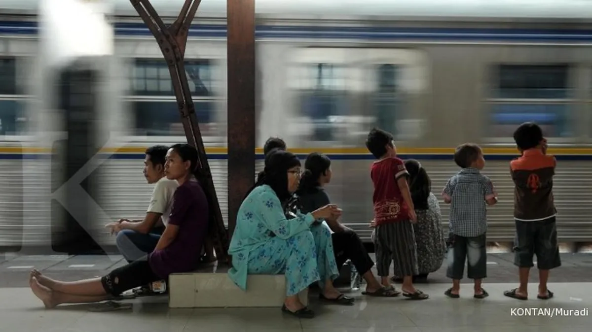 Rel Jatinegara terendam, perjalanan KRL terganggu