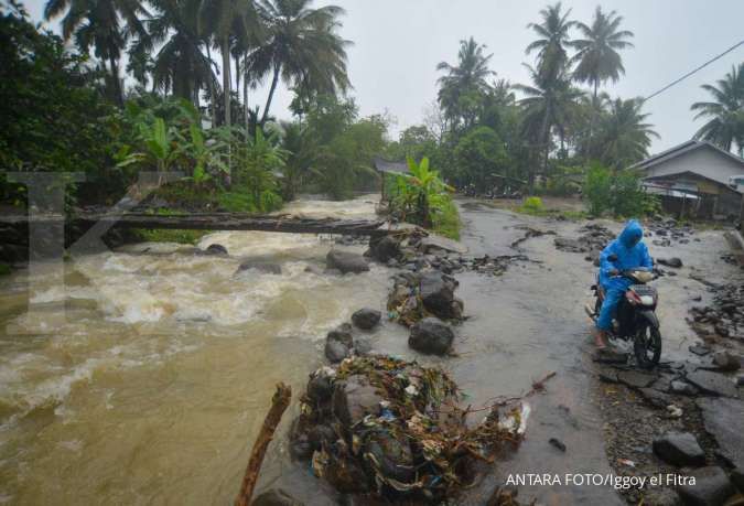 Peringatan Dini Cuaca Besok (17/2) Hujan Lebat, Status Waspada Bencana Provinsi Ini