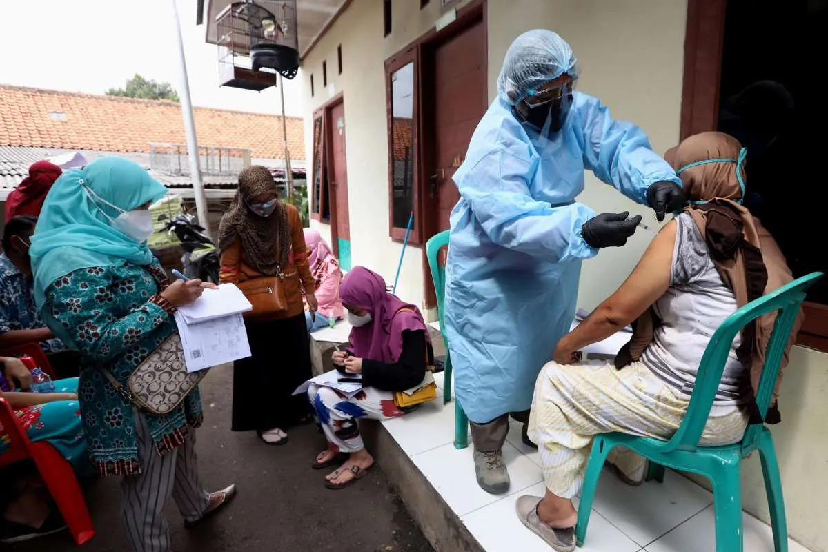 Vaksinasi Covid-19 door to door dilakukan pada kondisi tertentu