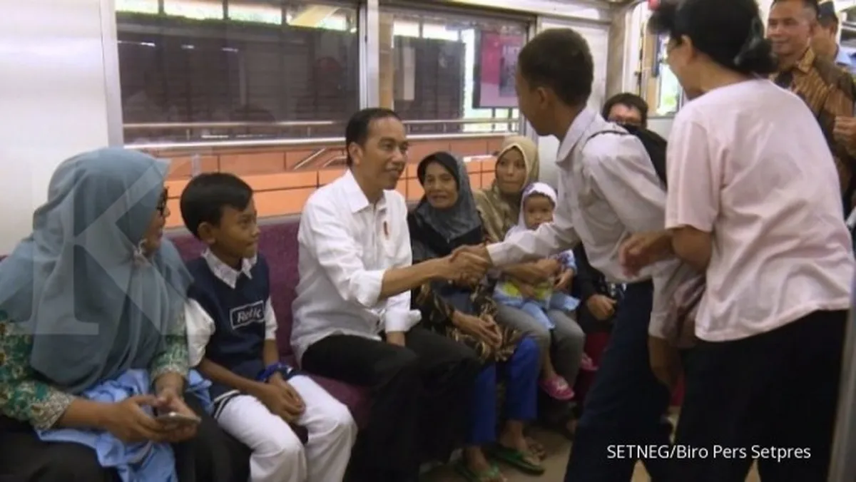 Jokowi rela naik commuter line demi HUT PT KAI 