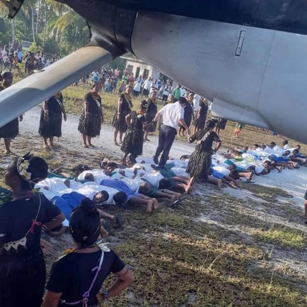 Viral, foto Dubes China injak warga di Kiribati dalam upacara penyambutan