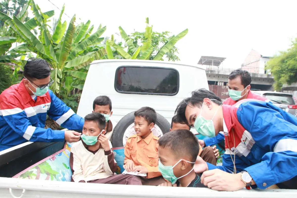 Asap kebakaran masih ganggu, Pertamina Dumai fokus bagikan masker kepada anak-anak