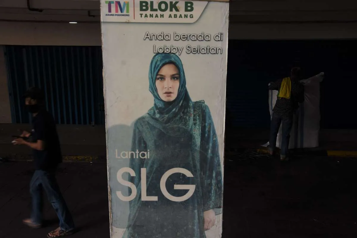 Hari pertama pelaksanaan PPKM darurat, suasana Pasar Tanah Abang lengang