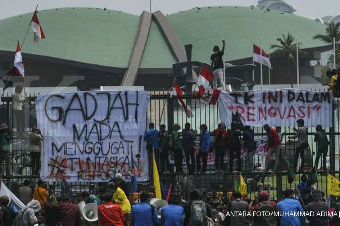 Police fire water canon as Indonesians rally against new penal code
