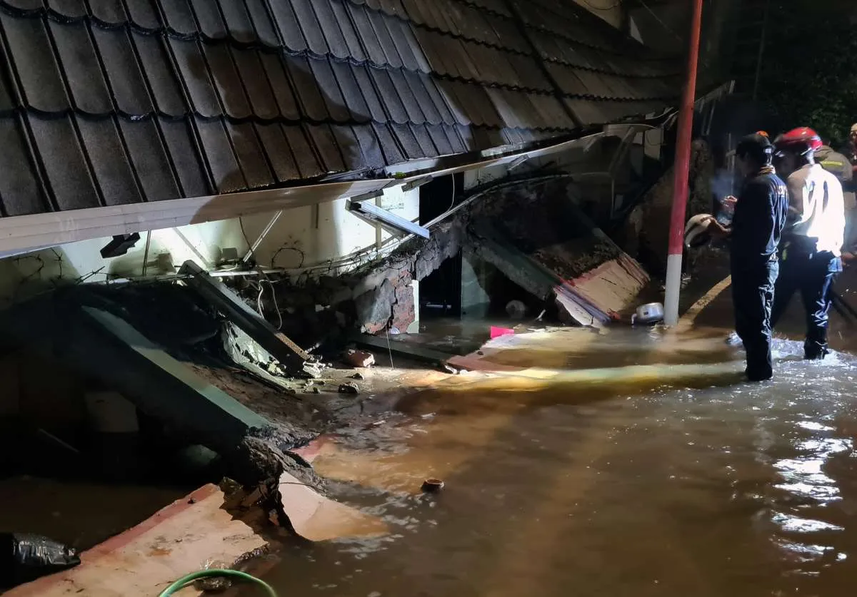 Anies Baswedan Melayat ke Rumah Korban Tewas Tembok Roboh MTsN 19