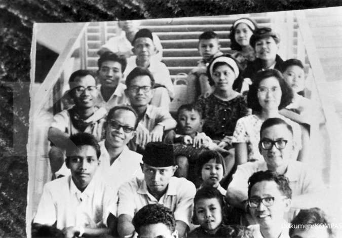 Foto bersama Jacob Oetama-PK Ojong bersama sejumlah staf redaksi KOMPAS