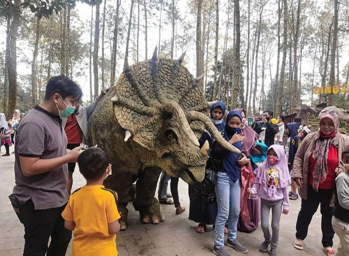 Mojosemi Forest Park, tempat wisata di Magetan yang punya koleksi replika dinosaurus