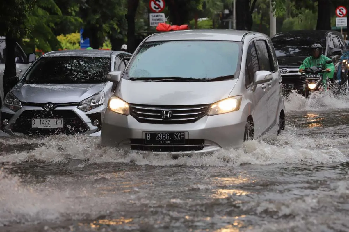 Hati-Hati Terjebak Macet, Cek Titik Jalan Jakarta yang Tergenang Banjir Pagi Ini