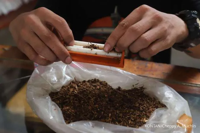 Penjual tembakau eceran beraktivitas di kiosnya di Jakarta